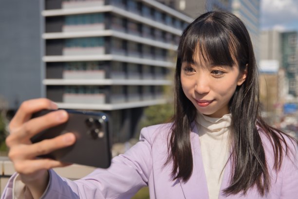 一名日本女子在樱花半身像后面自拍图片下载