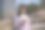 一名日本女子在樱花后面拿着智能手机图片下载
