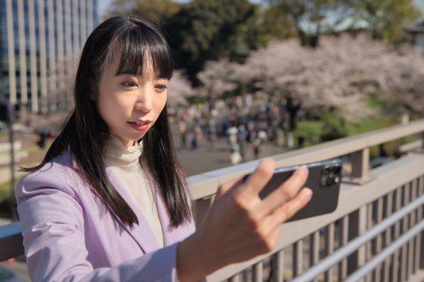 一名日本女子在樱花半身像后面自拍图片下载