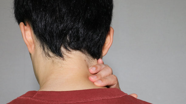 一个肩膀僵硬的男人的特写图片下载