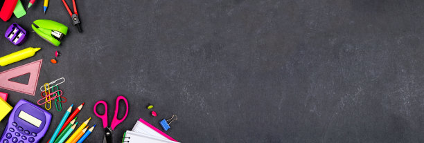 学校用品的角落边是黑色的黑板横幅背景图片下载