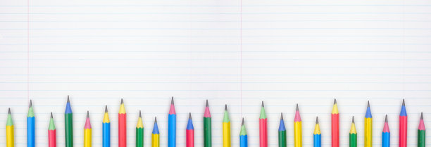 彩色铅笔底部边框在划线纸的背景图片下载