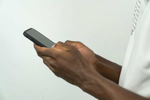 在白色背景下使用手机的人图片下载