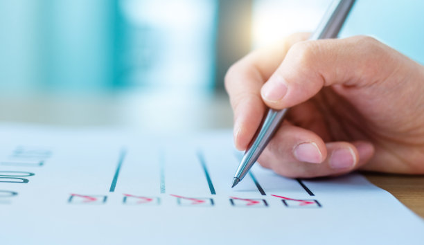 手握笔计划待办事项清单图片下载