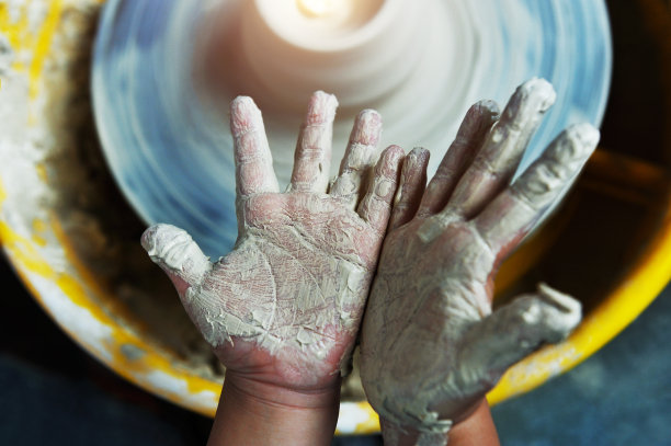 孩子的手正在塑造一个锅图片下载