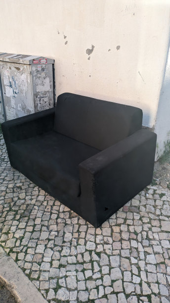 他们把旧的黑色沙发扔进垃圾堆图片下载