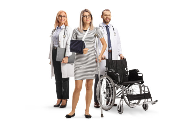 医生们站在一名女病人身后，她的手臂上挂着吊带，拄着拐杖图片下载