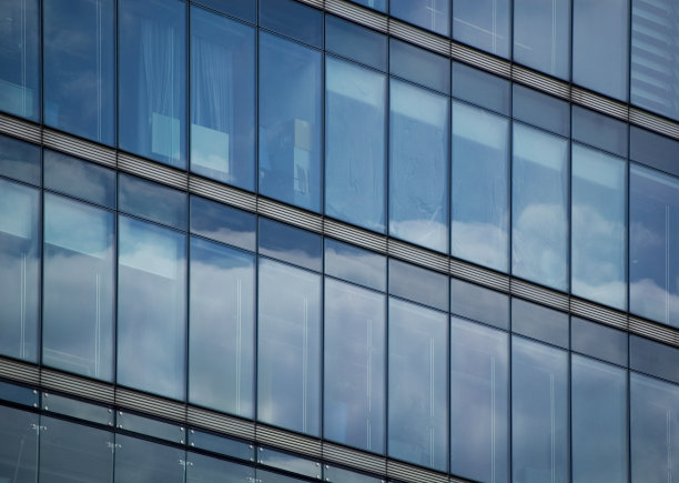 办公楼的现代立面。图片下载