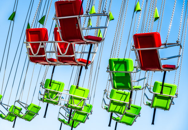 典型的链式旋转木马的座位图片下载