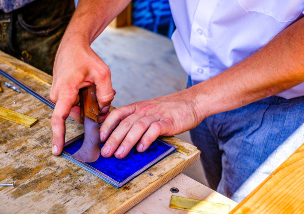 旧窗户制作-在工作台上图片下载