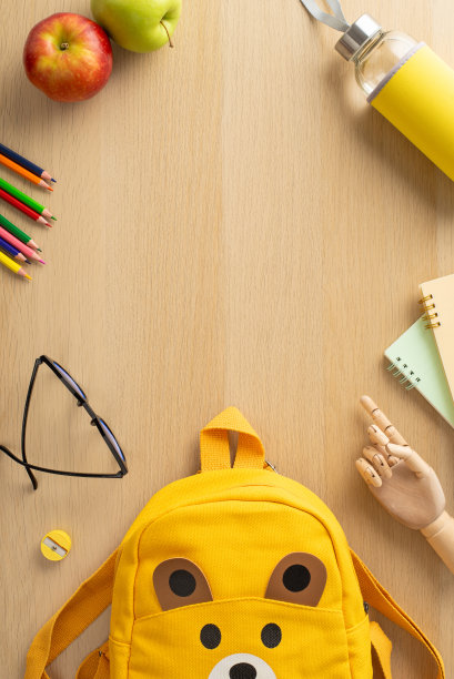 学前主题。用品垂直俯视图:彩色铅笔，笔记本，眼镜，可爱的熊形背包，水瓶，木桌上的新鲜苹果，有文字或促销内容的空间图片下载