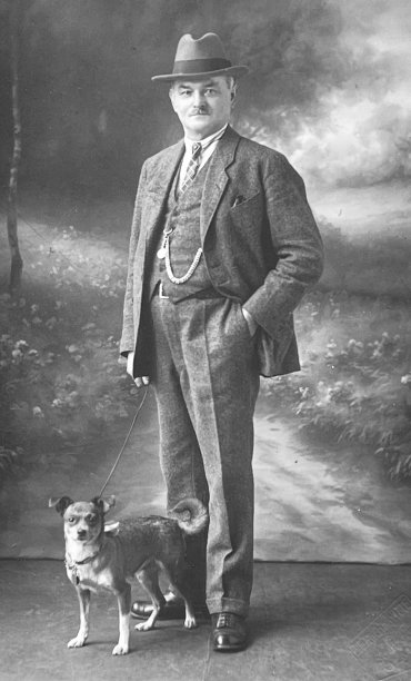 一位绅士的画像，带着一只狗，站着，手插在口袋里图片下载