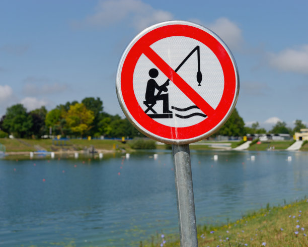 克罗地亚萨格勒布贾伦湖岸边的禁止捕鱼标志的特写照片图片下载