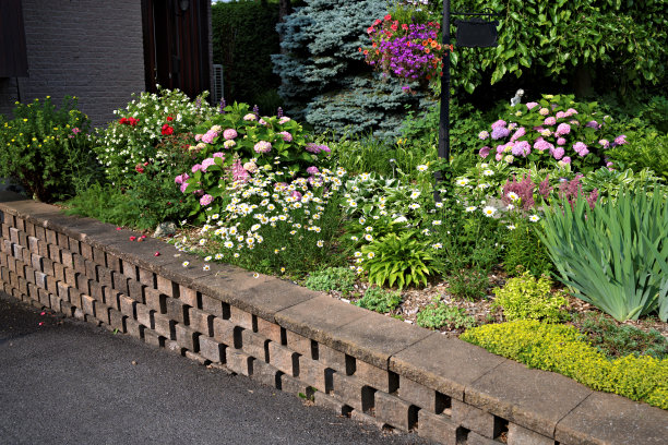 带花坛的挡土墙图片下载