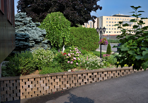 挡土墙多年生花坛图片下载