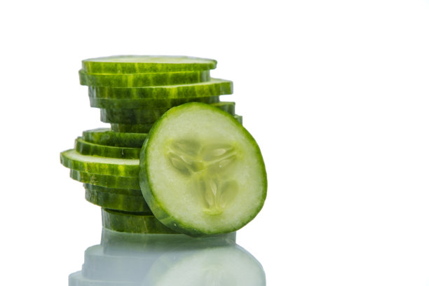 黄瓜片堆在白色孤立的背景上图片下载