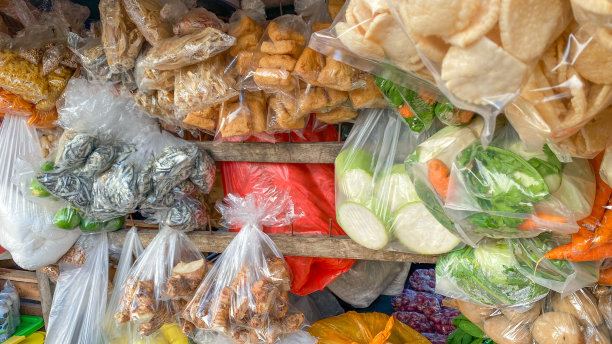 传统蔬菜摊贩挨家挨户出售各种蔬菜和香料图片下载