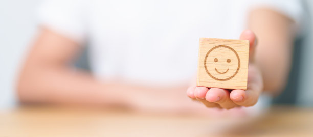女性展示快乐笑脸方块，心理健康评估，心理学，健康养生，反馈，顾客评论，体验，满意度调查，积极思考和世界精神卫生日图片下载
