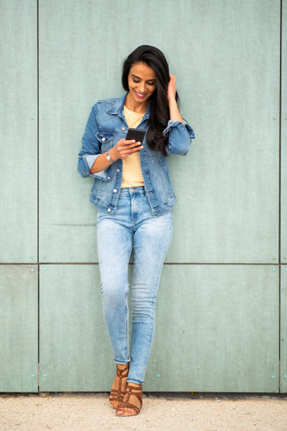 微笑着看手机短信的年轻女子图片下载