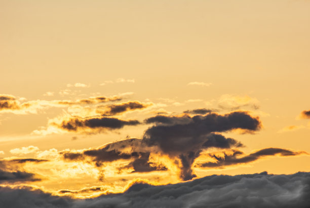 落日的火红的高地平线图片下载