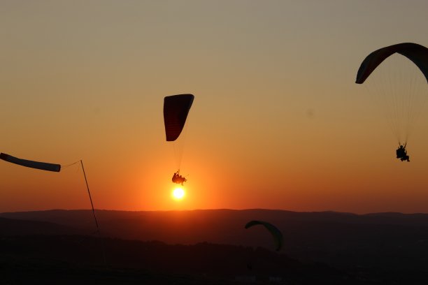 日落和滑翔伞图片下载