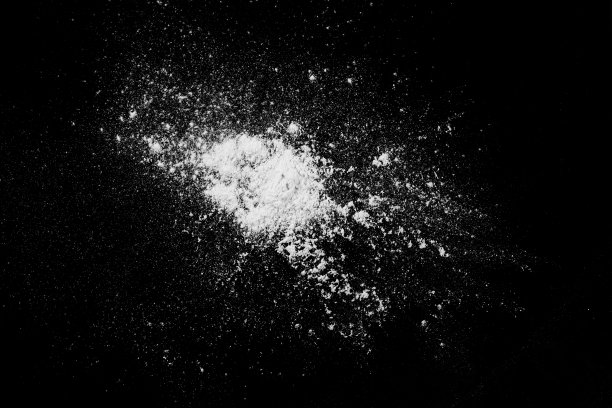 爆炸产生的白色粉尘颗粒被隔离图片下载