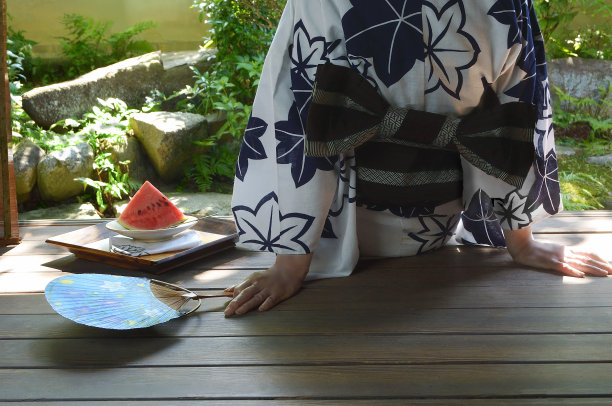 日式阳台上的女人和一片西瓜图片下载