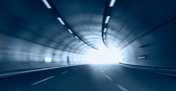 公路隧道带车灯图片下载