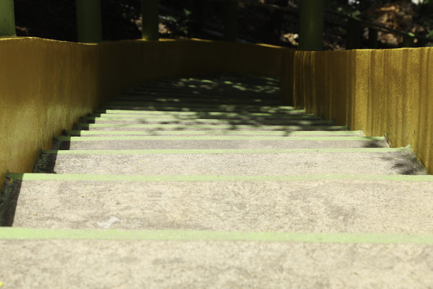 楼梯上下山-古老的岩石包围着天然石灰石石墙。山坡上的老石阶是一个受欢迎的旅游胜地。图片下载