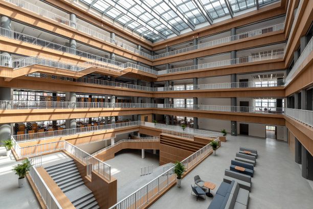 宽敞、明亮、现代的大型图书馆图片下载