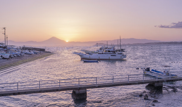 日本叶山港的宁静黄昏，远眺富士山图片下载
