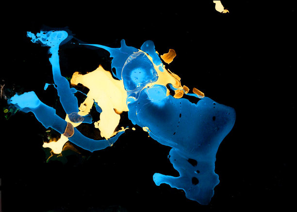 黑色背景上混乱的黄色和蓝色抽象点。反演。图片下载