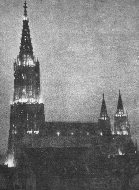 乌尔姆敏斯特，夜晚灯火通明图片下载