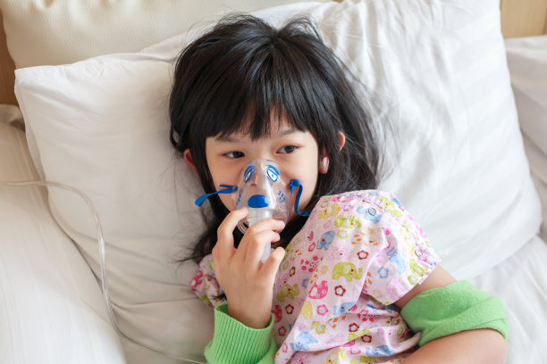 生病的亚洲小女孩用雾化器吸入呼吸治疗图片下载
