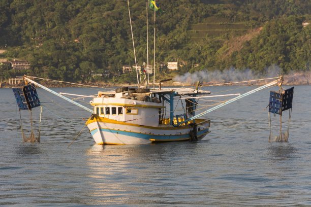 巴西<s:1> o sebasti<e:1>湾日落时的捕虾船。图片下载