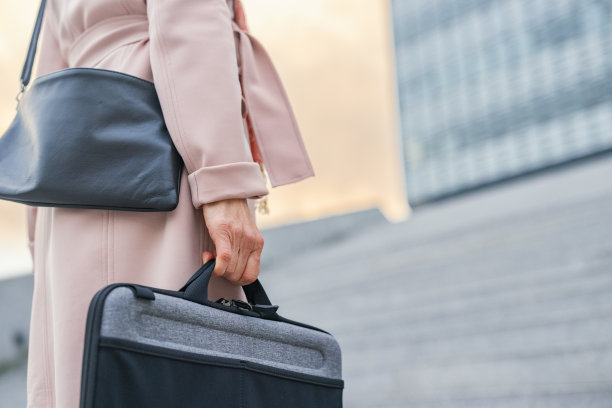 手持公文包和钱包的女商人的腹部图片下载