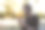 一个帅哥边听音乐边在手机上打字。图片下载