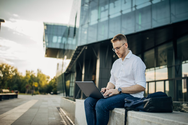在外面工作的年轻英俊的商人图片下载