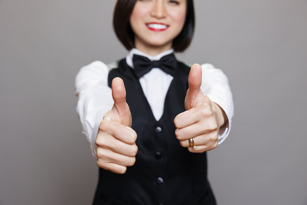 女服务员竖起大拇指的特写图片下载