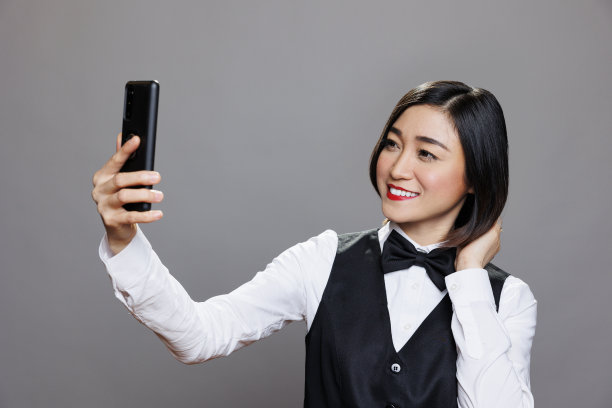 女服务员在视频聊天软件里聊天图片下载