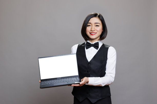 服务员出示笔记本电脑黑屏图片下载