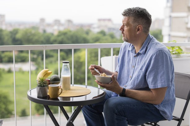 一个人在阳台上吃早餐图片下载