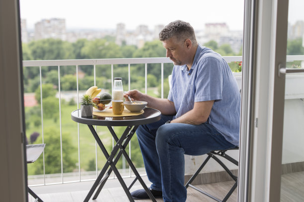 一个人坐在阳台上吃麦片图片下载
