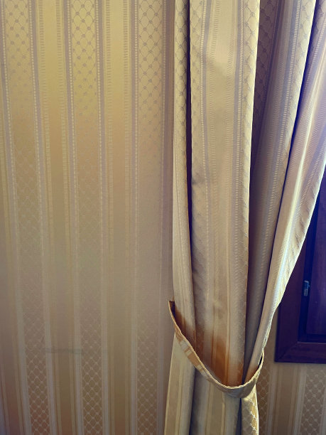 图像的图案，条纹金色壁纸与配套的窗帘与回挂在木框架窗口图片下载
