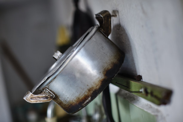 乡村厨房墙上挂着的旧炊具图片下载