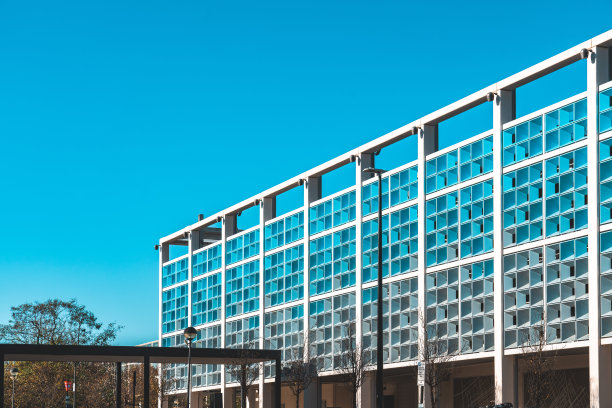 靠近大楼外面。建筑上的细节图片下载