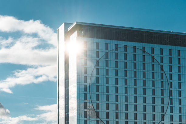 米尔顿凯恩斯市中心建筑的市景图片下载