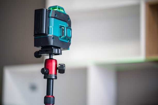 使用专业激光水平仪调平公寓内的货架图片下载