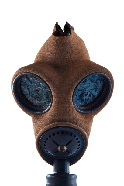 白色背景的老式军用防毒面具图片下载