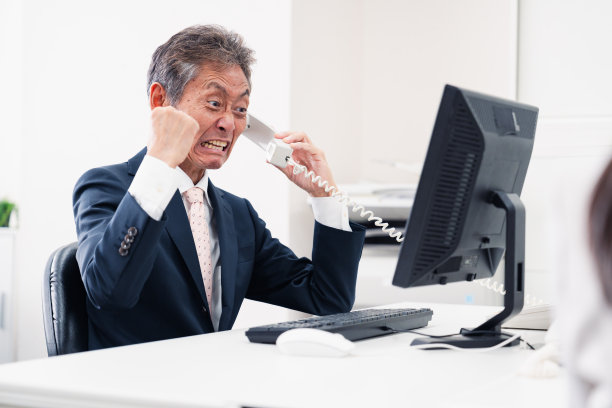 一个在电话里大发雷霆的老板图片下载